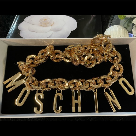 Moschino x H&M Gold Pleated Logo Lettering Belt - Picture 6 of 11